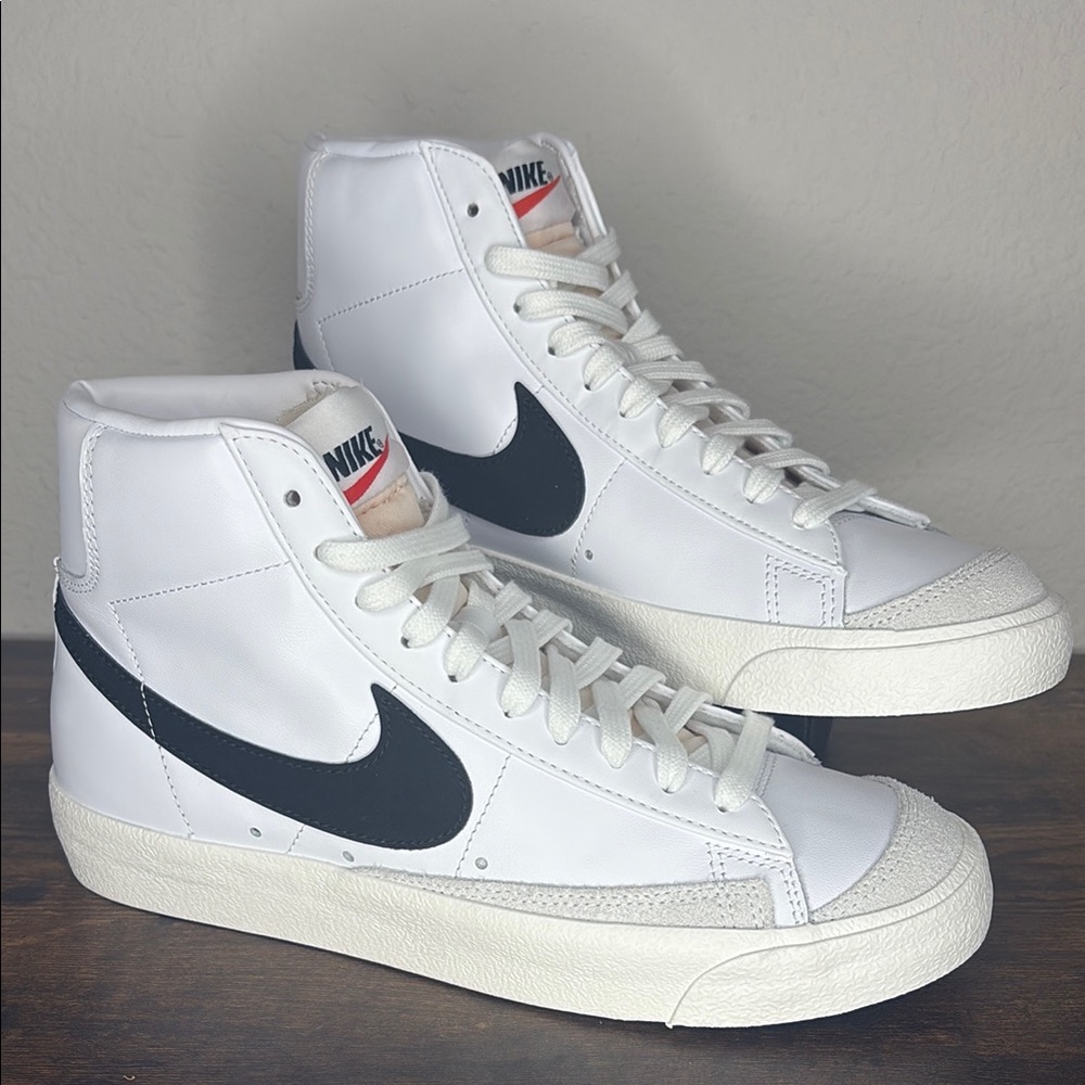 Nike White and Black Sneakers Classic Design
